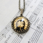 ４ leaf clover horseshoe 　Intaglio Cabochon ネックレス