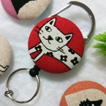 花柄 ねこさん(赤) のびるキーホルダー＊リールキーホルダー