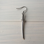 日本刀ピアス 右