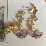 ゴールドフラワーとお花のかけらイヤリング/ピアス