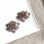 ボリュームフラワーの耳飾り《パープル》