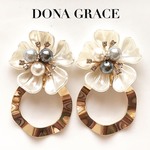 ホワイトフラワー🌼　グレーパールビジュー　メタルパーツ　ピアス　イヤリング