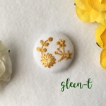 花🌸ミニ刺繍ブローチ  琥珀色 (ヘアゴム可)