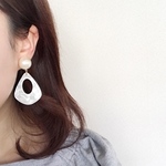 ［sale］シェル風ドロップチャームとパールの大ぶりイヤリング(ピアス)