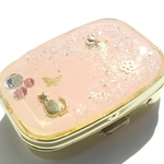 再販♪×1 ピンク 日向ぼっこのネコ スクエア ゴールド ピルケース♪