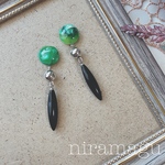 アイビーグリーンカボションと黒いスティックのピアス