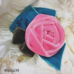  薔薇モチーフのリボンブローチ