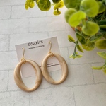 ベージュオーバルリングピアス／イヤリング
