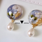 青い花弁のピアス