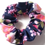 桜舞う和柄のシュシュ