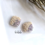 ＊Mサイズ＊ころんと四角い＊ビーズ刺繍ピアス/イヤリング（アイボリー.薄紫.シルバー.ブルーグレー）
