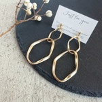 マットゴールド ひねりフープチェーンのシンプルな大ぶりピアス/イヤリング