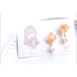 【〈miniシリーズ〉カーネーションが入った美しい女性のピアス】