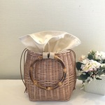 小さな籐のかごバッグ