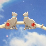 お座り猫ピアス（リボンとお花）猫モチーフ/シンプル/ネコ/ねこ/シルバー
