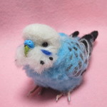 羊毛フェルト　リアルで可愛いセキセイインコ　オパーリン　水色　ほぼ実物大