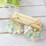 春色紫陽花とかすみ草のひらひらリースピアス/イヤリング  ブルー