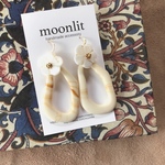 フラワーシェルとホワイトアクリルフープのフープピアス
