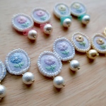 ...一輪刺繍お花の耳飾り(1点物)...