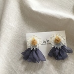 《再販》透明感ある大ぶりフラワーとふんわりくすみカラーのシフォンタッセルを合わせた、春らしいパッと華やかなピアス/イヤリング