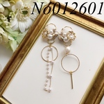 アシンメトリーボタンピアス