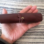 【新作】ぎりぎりコンパクトな1枚革仕立てのロールペンケース　馬革製