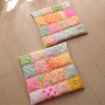 【 受注生産・２枚セット】　極厚タイプ　pinks　四角つなぎのパッチワーク　ミニおざぶ　pieni kukka　* ラプセニ *