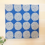 【アウトレット品】ホワイトフラワー（ブルー）のファブリックパネル　30ｃｍ