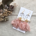 シフォンフリルとクリアのピアス