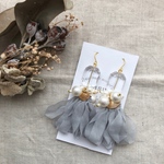 シフォンフリルとクリアのピアス
