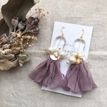 シフォンフリルとクリアのピアス