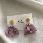 透明感ある大ぶりフラワーとふんわりくすみカラーのシフォンタッセルを合わせた、春らしいパッと華やかなピアス/イヤリング