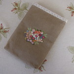 C様オーダー品　　可愛いお花の刺繍ポーチ