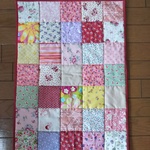 赤ピンク系のパッチワークフリーマット