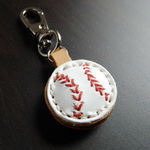 野球愛をお手元に。野球ボールデザインキーホルダー 本革製＆スタイリッシュナスカン金具