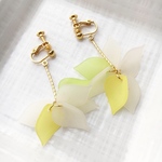 花びら、ひらり。/White×Nanohana イヤリング・ピアス