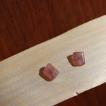 原石ピアス 　苺水晶