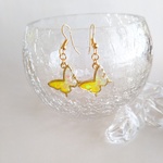 花色蝶々のピアス(タンポポ色)