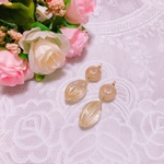 アンティーク風な揺れるアクリルピアス