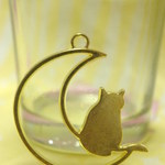 5個　ガーリーなゴールドの猫と月のレジン枠　4