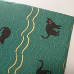 奉仕品｜110×50cm｜百花繚乱シリーズ｜黒猫ボーダー｜モスグリーン｜ねこ｜キャット｜コットン｜キルトゲイト