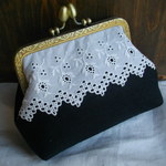  黒リネン　手刺繍アンティークコットンレース　がま口