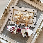 ホワイトフラワータッセル✱春ピアス