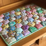 パッチワークヘキサゴンマット＊41×30.5＊30's復刻柄布 さくらんぼ 