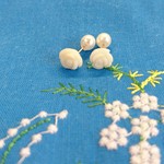 珊瑚の白バラピアス🌹パールキャッチ