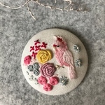 5cm刺繍ブローチ クルマサカオウムさん