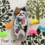 ゼリービーンズと猫の刺繍ブローチ