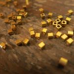 2mm gold cube 小さなビーズ 50個