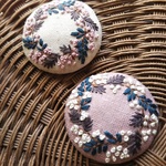 「青い葉のリース」刺繍のヘアゴム、ブローチ