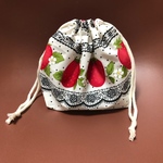 大きないちご柄のお弁当袋　きんちゃく袋